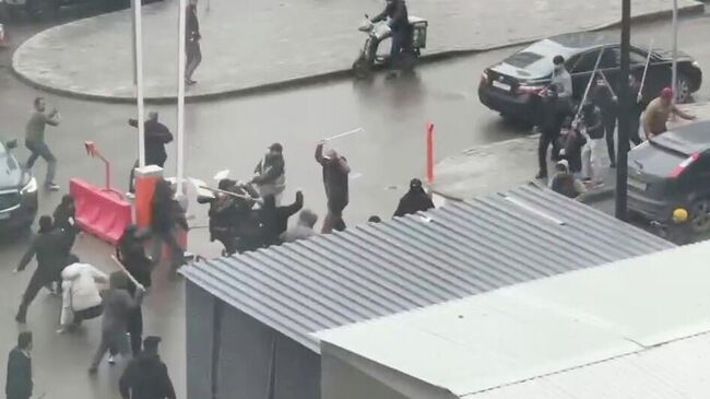 Массовая драка в ЖК Прокшино в Москве. Кадр видео из соцсетей