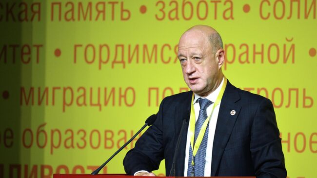 Заместитель председателя Государственной Думы РФ Александр Бабаков выступает на XV съезде партии Справедливая Россия - За правду в Москве