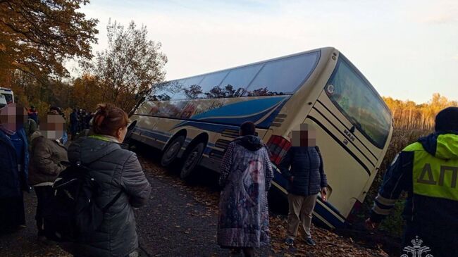 Экскурсионный автобус съехал в кювет в Полесском  муниципальном округе Калининградской области Экскурсионный автобус съехал в кювет в Полесском  муниципальном округе Калининградской области