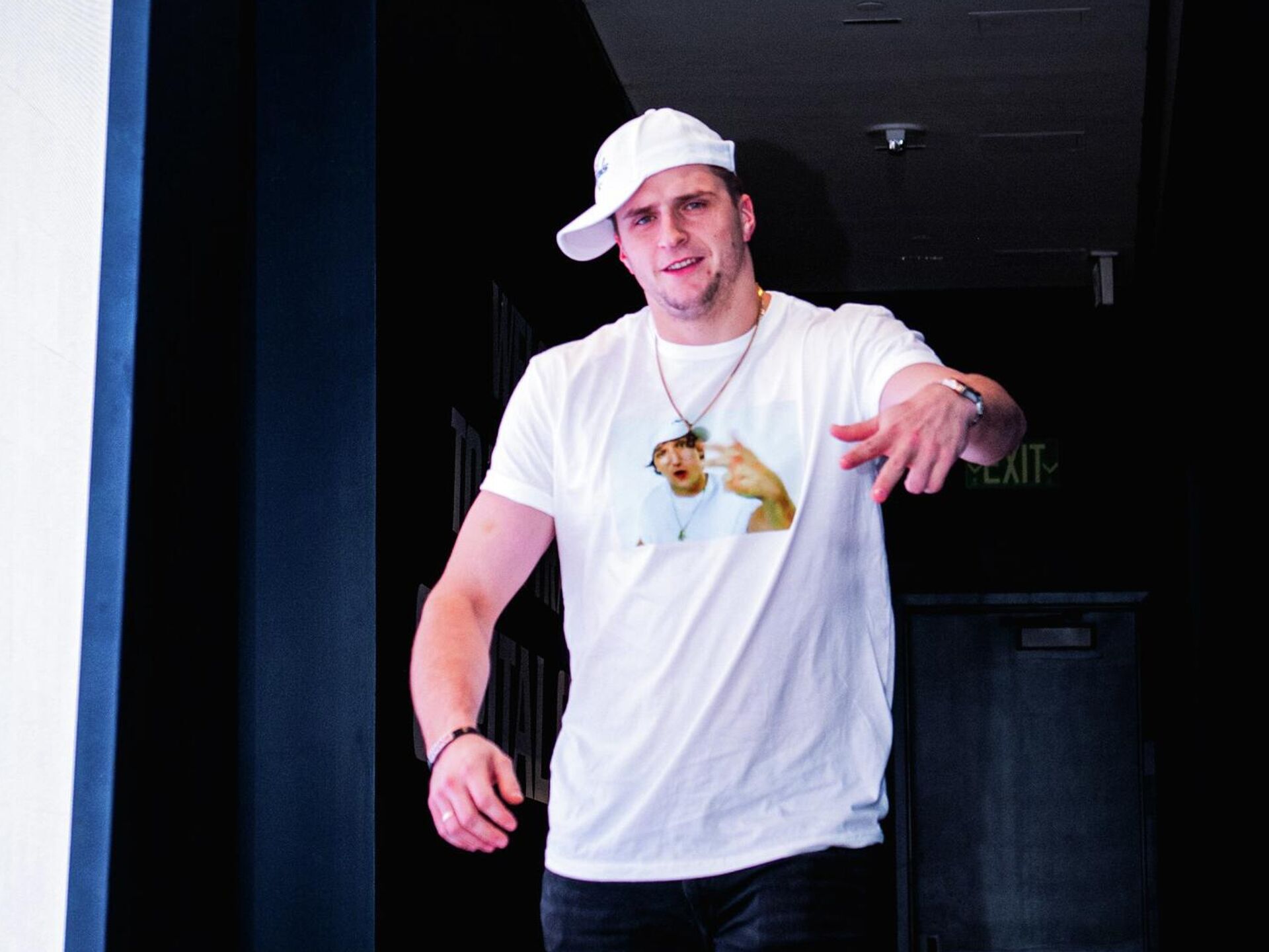 Хоккеист Вашингтон Кэпиталз Алексей Протас в футболке с изображением Александра Овечкина - РИА Новости, 1920, 26.10.2025