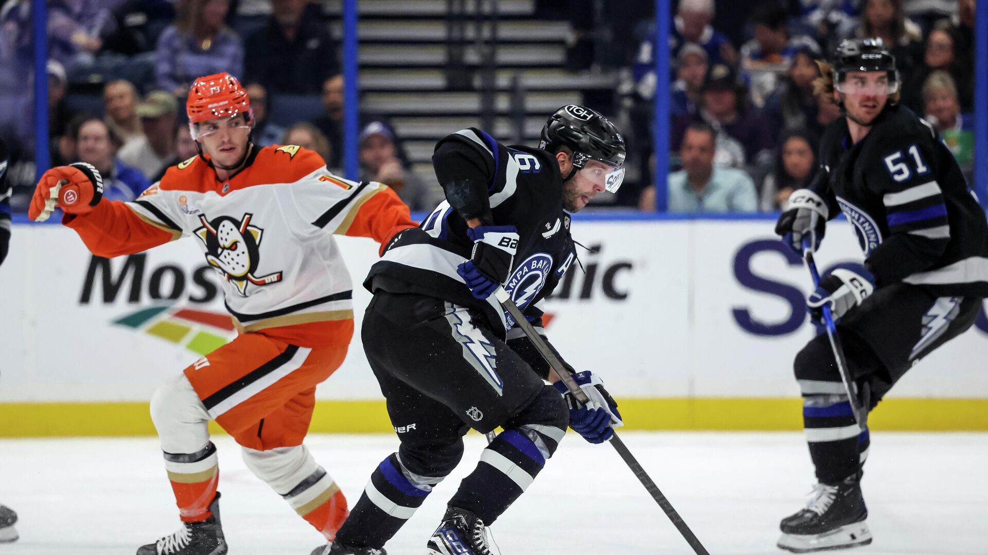 Хоккеист Тампа-Бэй Лайтнинг Никита Кучеров - РИА Новости, 1920, 26.10.2025