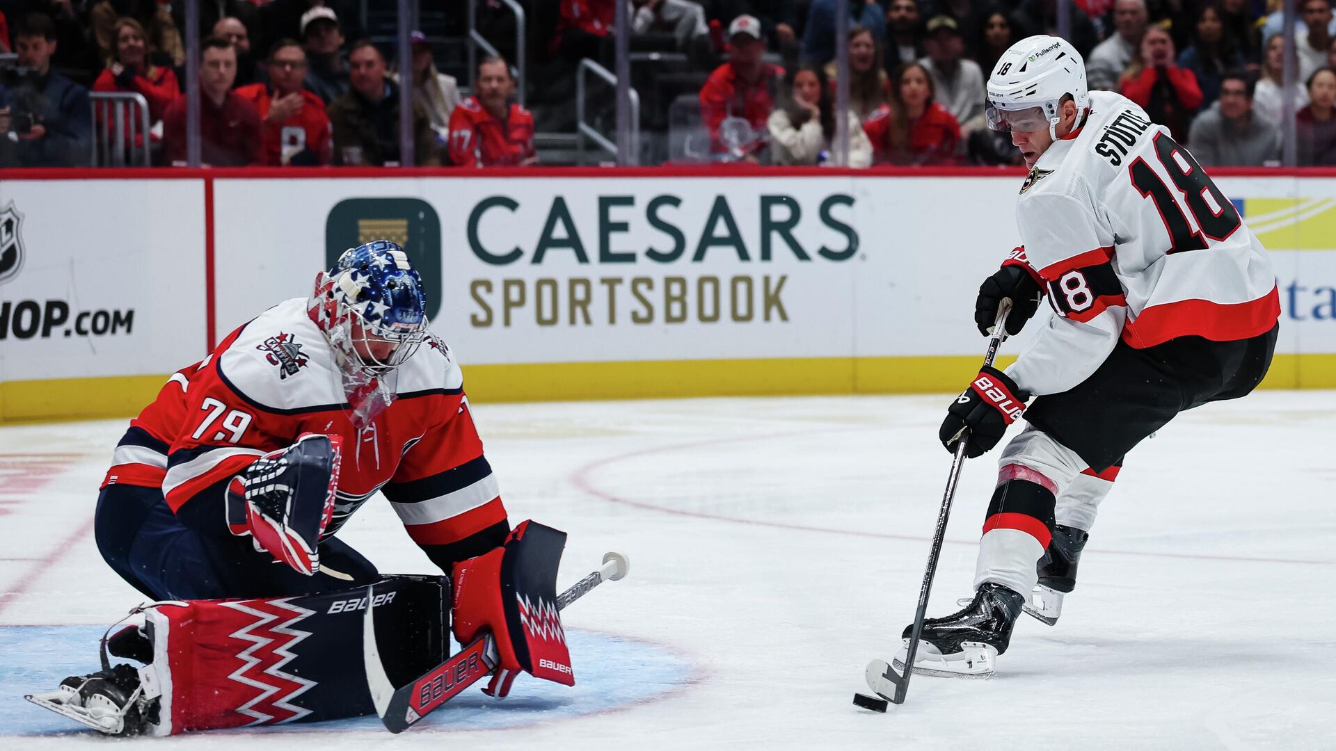 Вратарь Вашингтон Кэпиталз Чарли Линдгрен (слева) - РИА Новости, 1920, 26.10.2025