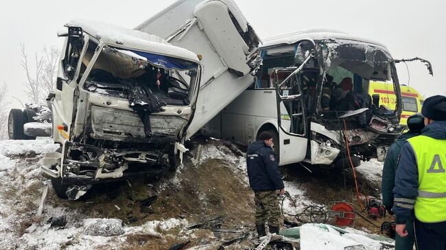 Последствия столкновения автобуса и грузовика в Амурской области