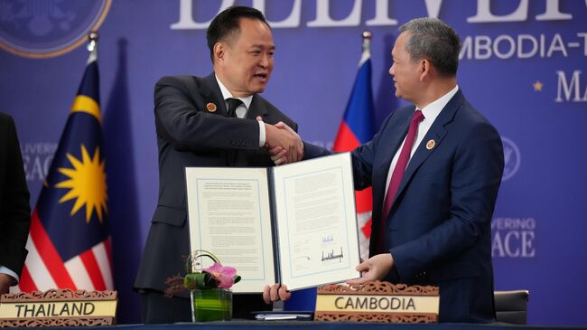 Премьер-министр Таиланда Анутхин Чанвиракун и премьер-министр Камбоджи Хун Манет подписали декларацию об урегулировании конфликта на полях саммита АСЕАН в Куала-Лумпуре Премьер-министр Таиланда Анутхин Чанвиракун и премьер-министр Камбоджи Хун Манет подписали декларацию об урегулировании конфликта на полях саммита АСЕАН в Куала-Лумпуре