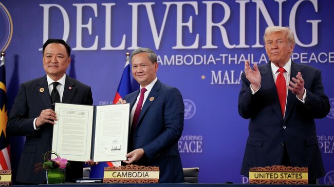 Премьер-министр Таиланда Анутхин Чанвиракун и премьер-министр Камбоджи Хун Манет во время подписания декларации об урегулировании конфликта на полях саммита АСЕАН в Куала-Лумпуре. 26 октября 2025 Премьер-министр Таиланда Анутхин Чанвиракун и премьер-министр Камбоджи Хун Манет во время подписания декларации об урегулировании конфликта на полях саммита АСЕАН в Куала-Лумпуре. 26 октября 2025