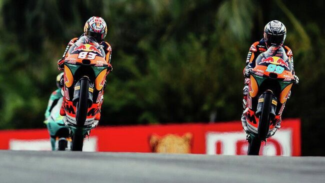 Испанский мотогонщик Хосе Антонио Руэда (справа)