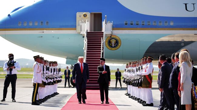 Премьер-министр Малайзии Анвар Ибрагим встречает президента США Дональда Трампа по прибытии в международный аэропорт Куала-Лумпура. 26 октября 2025