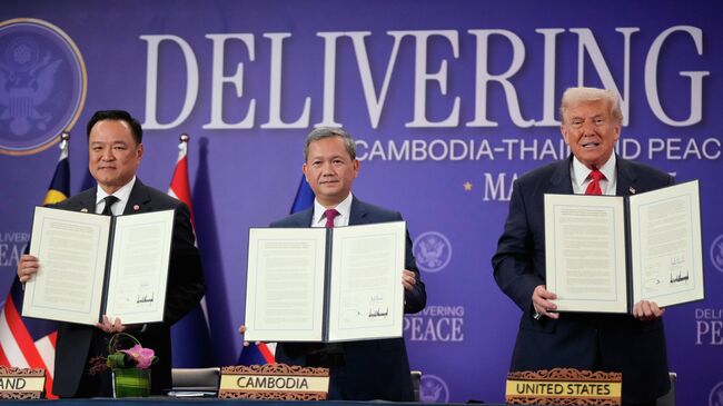 Президент США Дональд Трамп, премьер-министр Камбоджи Хун Манет и премьер-министр Таиланда Анутхин Чанвиракун во время церемонии подписания в рамках саммита АСЕАН. 26 октября 2025 Президент США Дональд Трамп, премьер-министр Камбоджи Хун Манет и премьер-министр Таиланда Анутхин Чанвиракун во время церемонии подписания в рамках саммита АСЕАН. 26 октября 2025