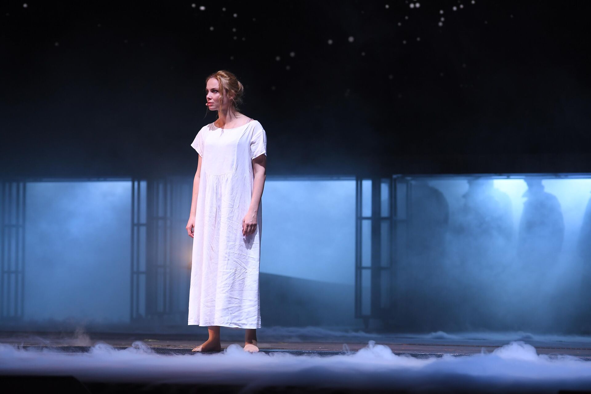 Актриса Татьяна Арнтгольц в роли Аксиньи Астаховой в сцене из музыкально-драматического спектакля Тихий Дон по мотивам произведения Михаила Шолохова в постановке режиссера Дмитрия Петруня на сцене театра Русская песня в Москве - РИА Новости, 1920, 26.10.2025