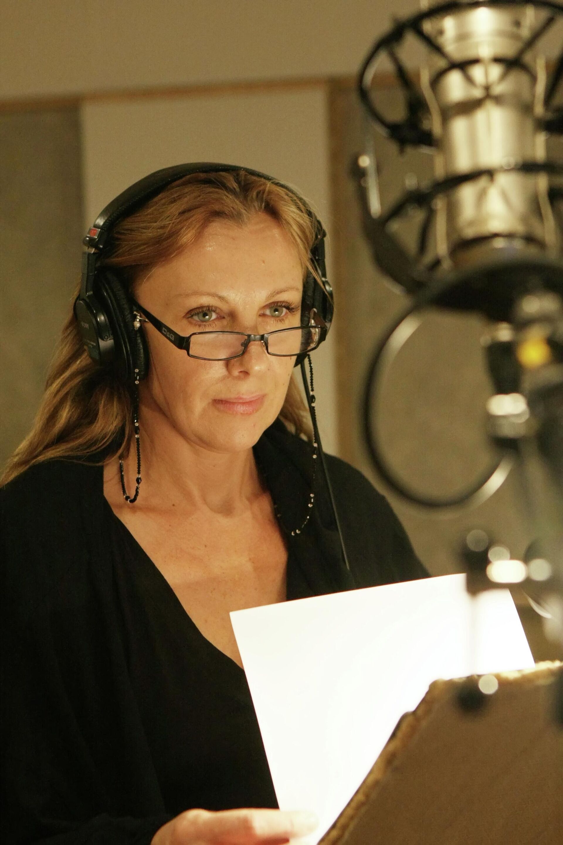 Елена Яковлева во время звукозаписи анимационного проекта Белка и Стрелка. Звёздные собаки Елена Яковлева во время звукозаписи анимационного проекта Белка и Стрелка. Звёздные собаки - РИА Новости, 1920, 26.10.2025