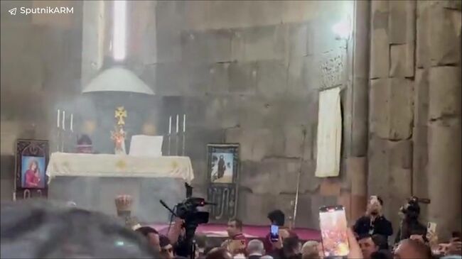 Мужчину выводят из церкви. Кадры из Армении Мужчину выводят из церкви. Кадры из Армении