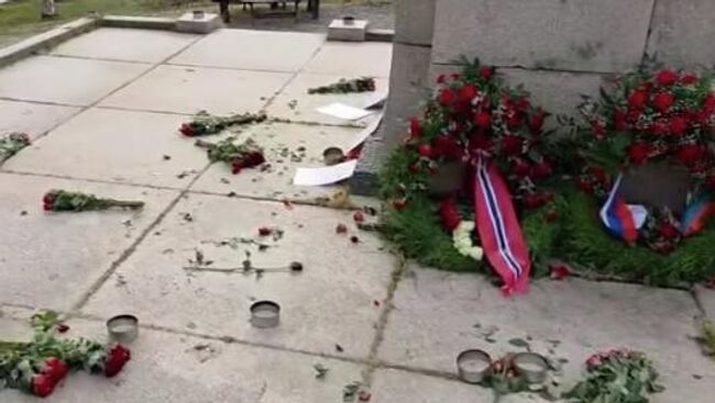 Неизвестные повредили венки, возложенные накануне к памятнику советскому солдату в городе Киркенес на севере Норвегии