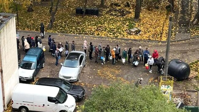 Очередь за водой  из-за масштабной аварии на водоканале во Львове