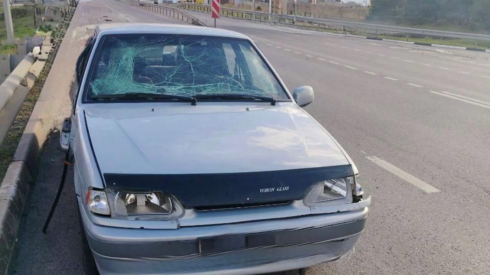 Последствия атаки беспилотника на легковой автомобиль вблизи села Таврово Белгородского района