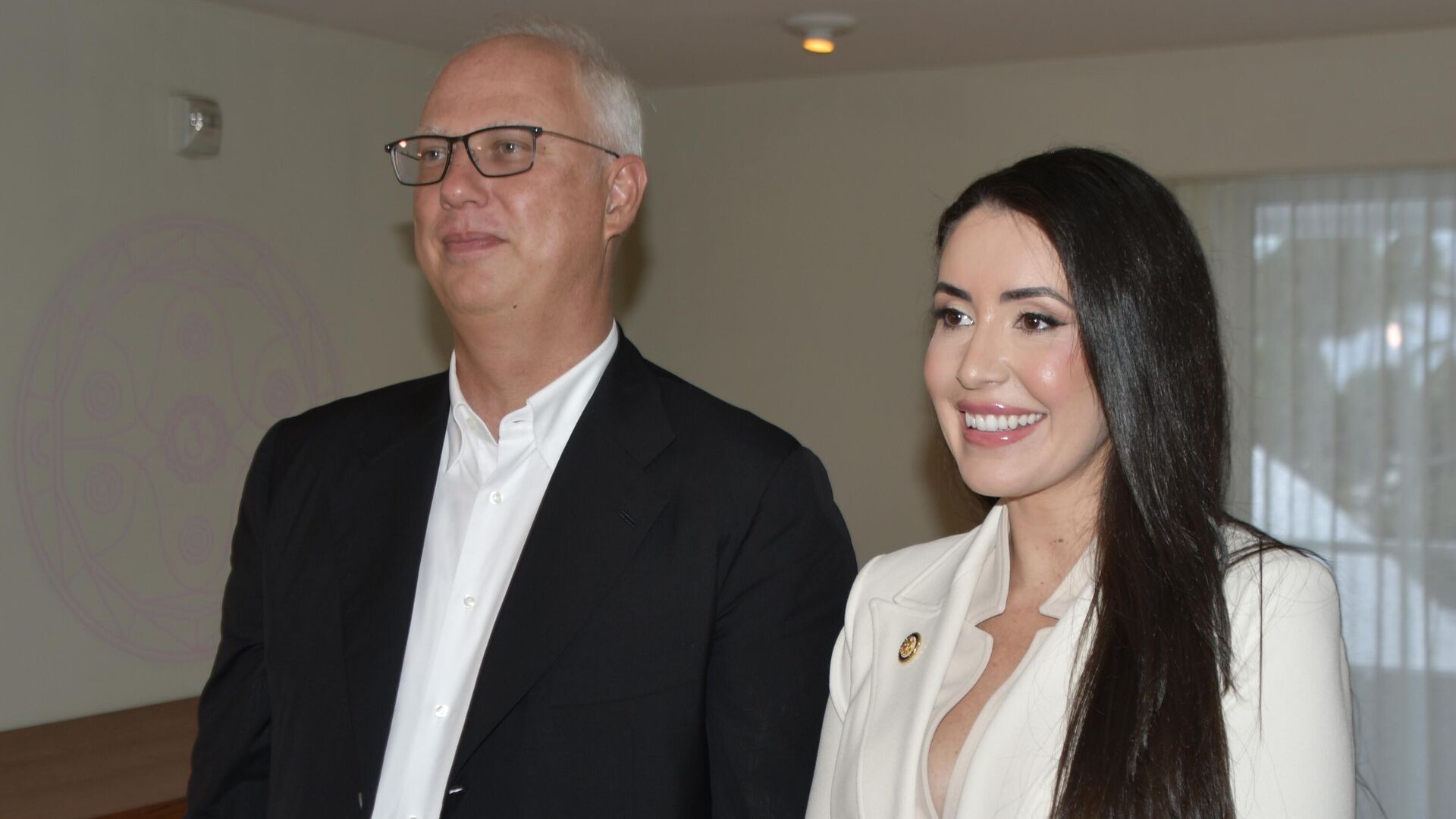 Спецпредставитель президента РФ по экономическому сотрудничеству с зарубежными странами Кирилл Дмитриев и член Палаты представителей Конгресса США Анна Паулина Луна во время встречи в Майами - РИА Новости, 1920, 26.10.2025