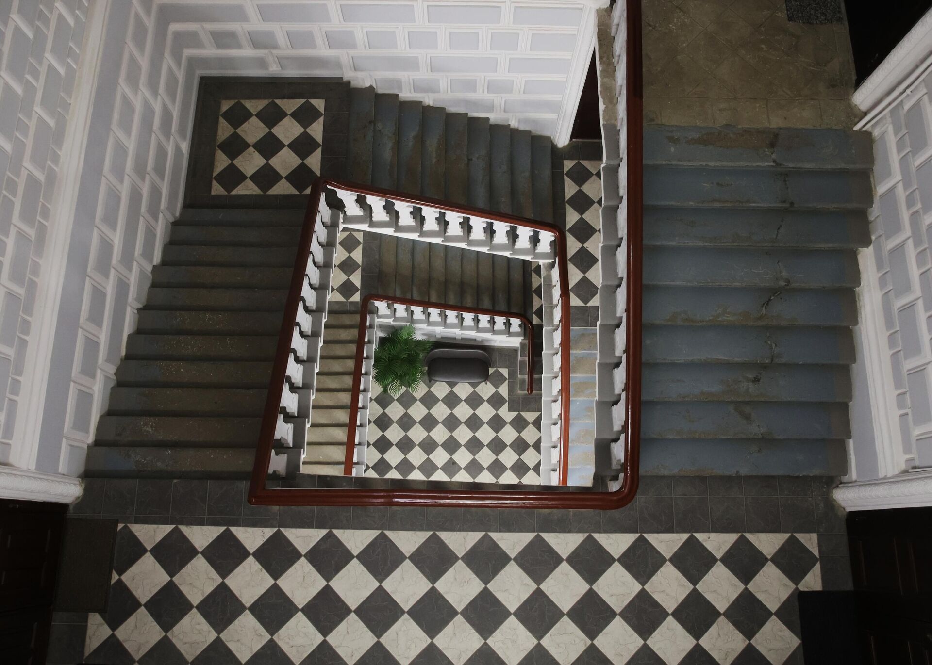 Лестница в подъезде доходного дома в Староконюшенном переулке, 33 в Москве Лестница в подъезде доходного дома в Староконюшенном переулке, 33 в Москве - РИА Новости, 1920, 27.10.2025