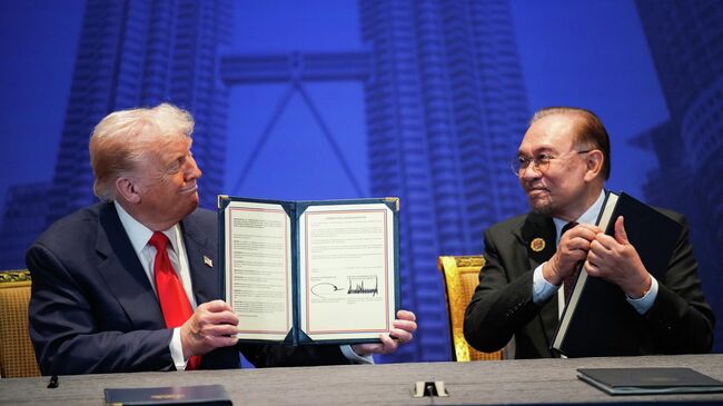 Президент США Дональд Трамп и премьер-министр Малайзии Анвар Ибрагим во время подписания Меморандума о взаимопонимании по критически важным минералам в Куала-Лумпуре, Малайзия. 26 октября 2025 Президент США Дональд Трамп и премьер-министр Малайзии Анвар Ибрагим во время подписания Меморандума о взаимопонимании по критически важным минералам в Куала-Лумпуре, Малайзия. 26 октября 2025