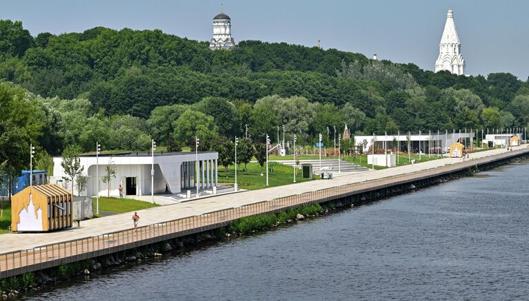 Обновленная набережная в музее-заповеднике Коломенское в Москве Обновленная набережная в музее-заповеднике Коломенское в Москве
