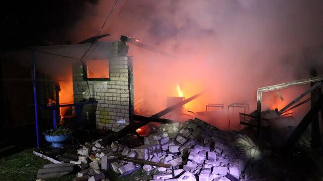 Ликвидация пожара на месте атаки украинского БПЛА на Рыльск Курской области Ликвидация пожара на месте атаки украинского БПЛА на Рыльск Курской области