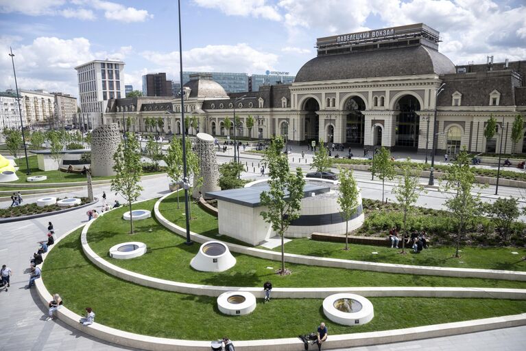 Площадь у Павелецкого вокзала в Москве Площадь у Павелецкого вокзала в Москве