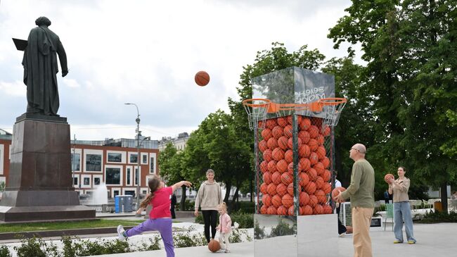 Прохожие на Болотной площади в Москве