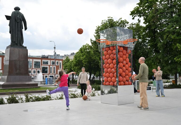 Прохожие на Болотной площади в Москве Прохожие на Болотной площади в Москве