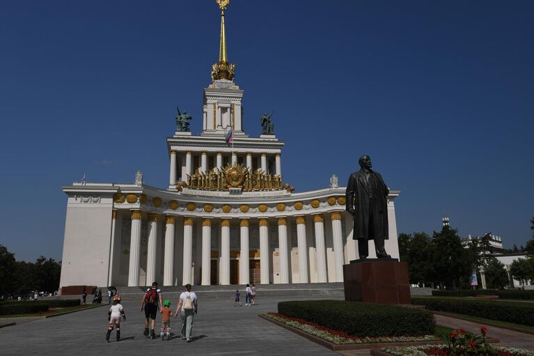 Павильон №1 Центральный на ВДНХ. Павильон №1 Центральный на ВДНХ.