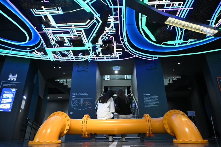 Посетители в музее комплекса городского хозяйства (КГХ) Москвы на ВДНХ Посетители в музее комплекса городского хозяйства (КГХ) Москвы на ВДНХ