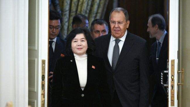 Министр иностранных дел РФ Сергей Лавров и министр иностранных дел КНДР Сон Хи Цой во время встречи в Москве Министр иностранных дел РФ Сергей Лавров и министр иностранных дел КНДР Сон Хи Цой во время встречи в Москве