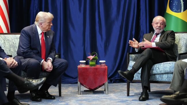 Президент США Дональд Трамп проводит встречу с президентом Бразилии Луисом Инасиу Лулой да Силвой в конференц-центре Куала-Лумпура. 26 октября 2025
