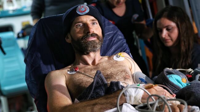 Спелеолог Марк Дики после спасения из пещеры Морка Спелеолог Марк Дики после спасения из пещеры Морка