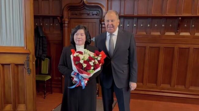 Министр иностранных дел России Сергей Лавров подарил букет цветов главе МИД КНДР Цой Сон Хи перед переговорами