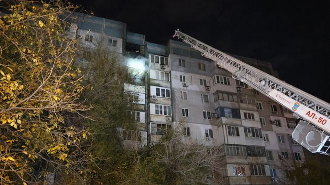 Работа пожарной службы в жилом доме, поврежденном в результате удара со стороны ВСУ в Ленинском районе Донецка Работа пожарной службы в жилом доме, поврежденном в результате удара со стороны ВСУ в Ленинском районе Донецка