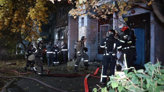 Сотрудники пожарной службы работают около жилого дома, поврежденного в результате удара ВСУ в Ленинском районе Донецка Сотрудники пожарной службы работают около жилого дома, поврежденного в результате удара ВСУ в Ленинском районе Донецка