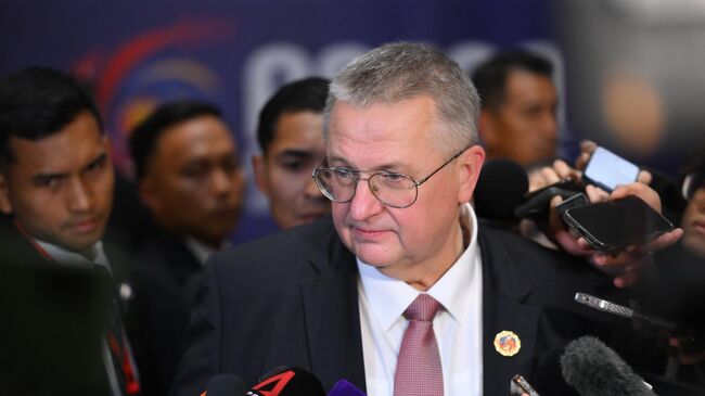 Заместитель председателя правительства РФ Алексей Оверчук во время пресс-подхода на 47-м саммите Ассоциации государств Юго-Восточной Азии в Куала-Лумпуре. 27 октября 2025 Заместитель председателя правительства РФ Алексей Оверчук во время пресс-подхода на 47-м саммите Ассоциации государств Юго-Восточной Азии в Куала-Лумпуре. 27 октября 2025