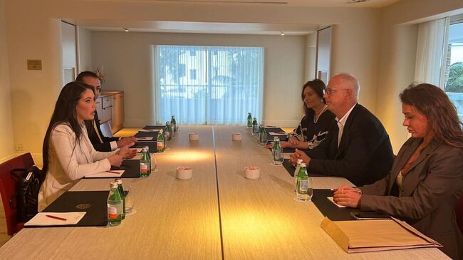 Глава РФПИ, спецпредставитель президента России по инвестиционно-экономическому сотрудничеству с зарубежными странами Кирилл Дмитриев и конгрессвумен Анна Паулина Луна во время встречи в Майами Глава РФПИ, спецпредставитель президента России по инвестиционно-экономическому сотрудничеству с зарубежными странами Кирилл Дмитриев и конгрессвумен Анна Паулина Луна во время встречи в Майами