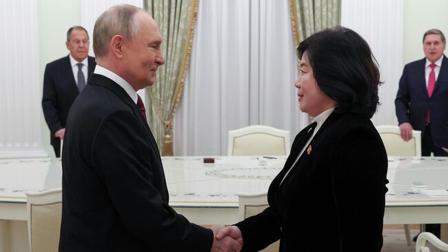 Путин принимает в Кремле министра иностранных дел КНДР Путин принимает в Кремле министра иностранных дел КНДР