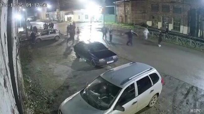 Мужчина набросился на односельчан с заведенной бензопилой в Свердловской области