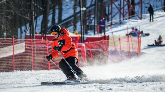 Мужчина катается на лыжах