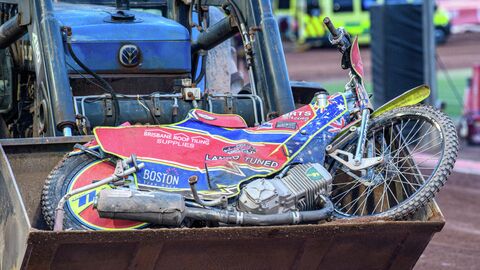 Поврежденный питбайк в ковше трактора Поврежденный питбайк в ковше трактора
