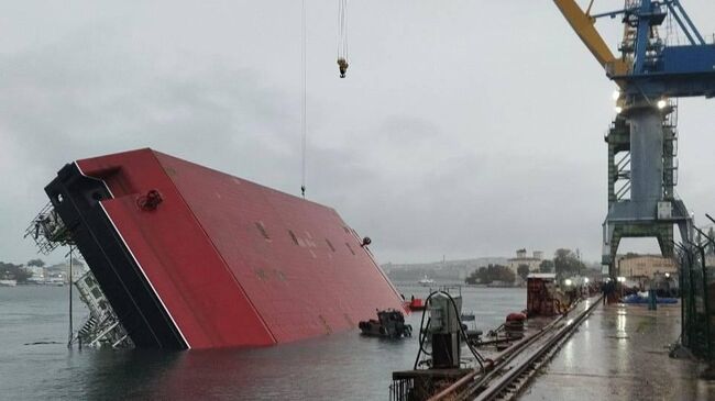 Плавучий кран перевернулся в Севастополе  Плавучий кран перевернулся в Севастополе