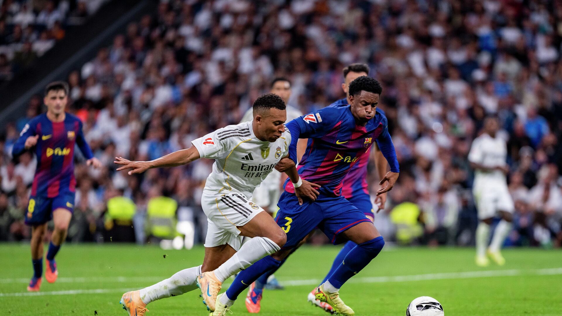 Эпизод октябрьского матча Реала против Барселоны - РИА Новости, 1920, 26.10.2025