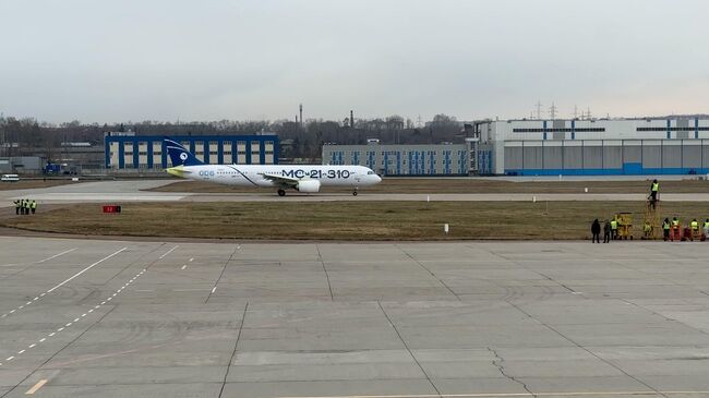 Импортозамещенный МС-21 на аэродроме в Иркутске