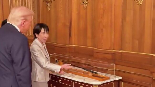 Премьер-министр Японии Санаэ Такаити подарила президенту США Дональду Трампу клюшку для гольфа покойного Синдзо Абэ. Кадр видео