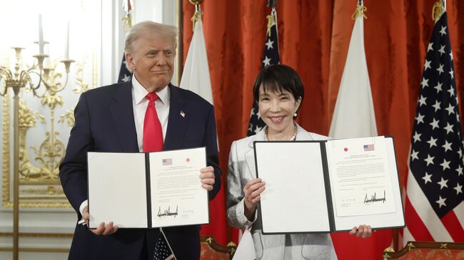 Президент США Дональд Трамп и премьер-министр Японии Санаэ Такаити во время подписания американо-японского торгового соглашения. 28 октября 2025