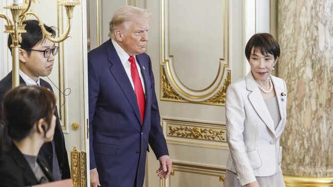 Президент США Дональд Трамп и премьер-министр Японии Санаэ Такаити во время встречи в Токио. 28 октября 2025