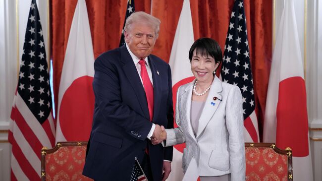 Президент США Дональд Трамп и премьер-министр Японии Санаэ Такаити во время встречи в Токио. 28 октября 2025