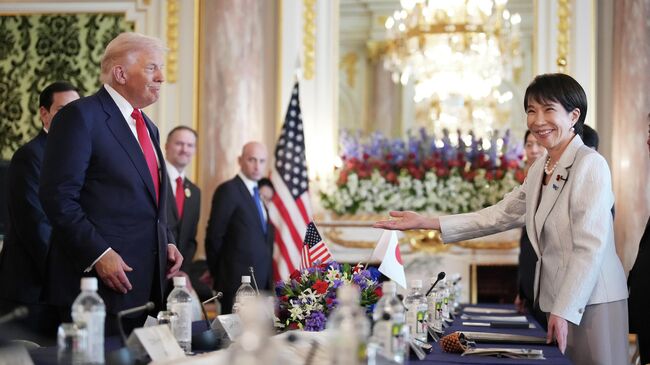 Президент США Дональд Трамп и премьер-министр Японии Санаэ Такаити во время встречи в Токио. 28 октября 2025
