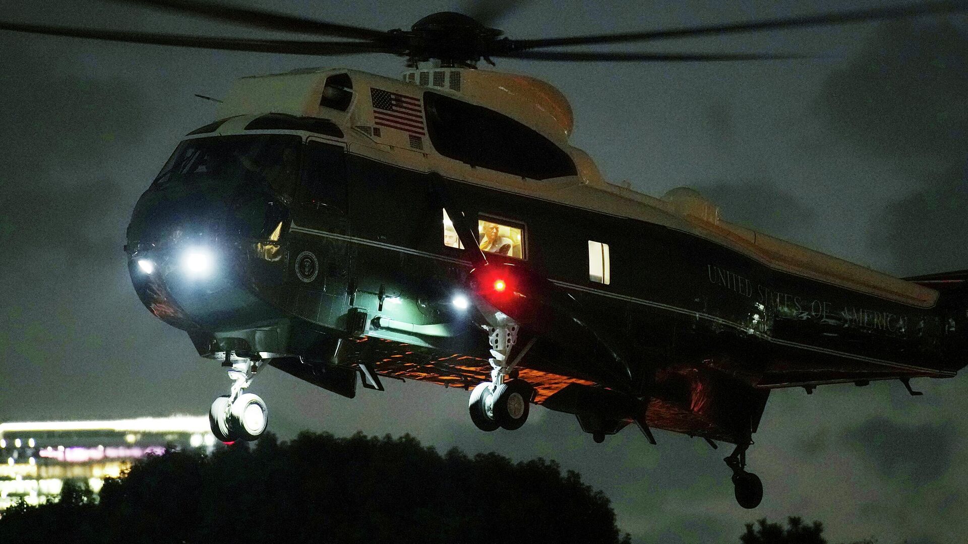 Президент США Дональд Трамп на борту вертолета Marine One во время прибытия на американскую базу в районе Роппонги. 27 октября 2025 Президент США Дональд Трамп на борту вертолета Marine One во время прибытия на американскую базу в районе Роппонги. 27 октября 2025 - РИА Новости, 1920, 27.10.2025