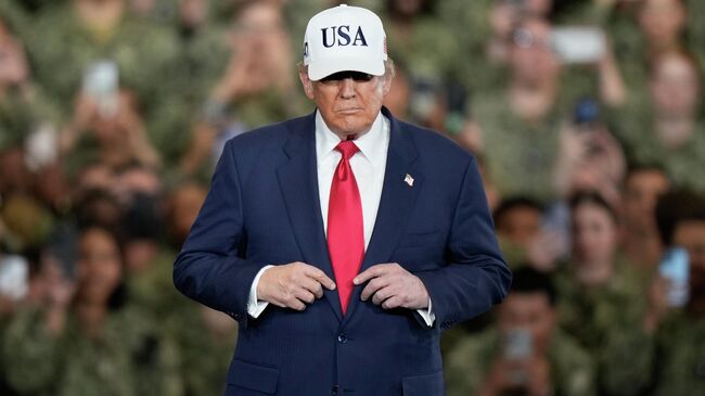 Президент США Дональд Трамп во вермя выступления перед военнослужащими на авианосце USS George Washington на американской базе ВМС в Японии